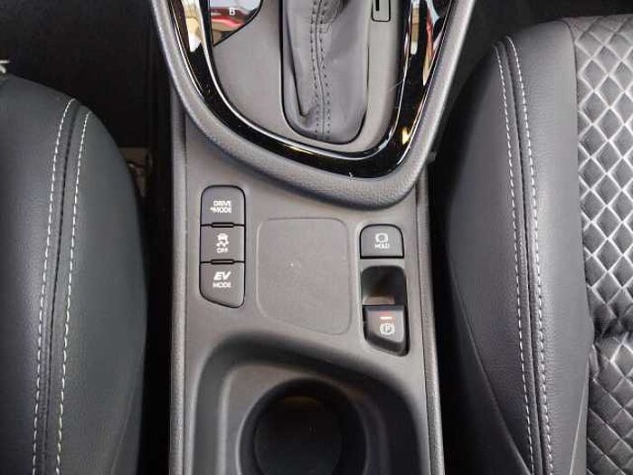 Toyota Yaris 1,5 Hybrid Style Plus Navi/LED